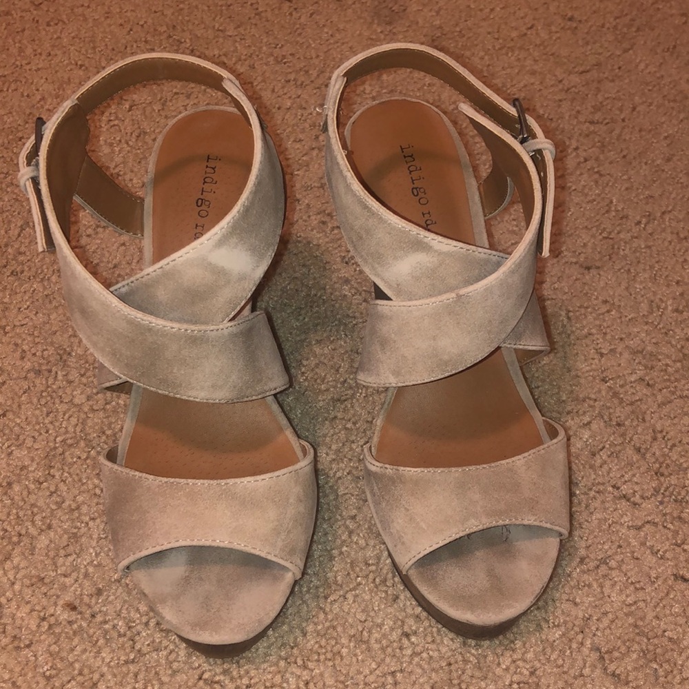 Indigo Rd tan wedges
